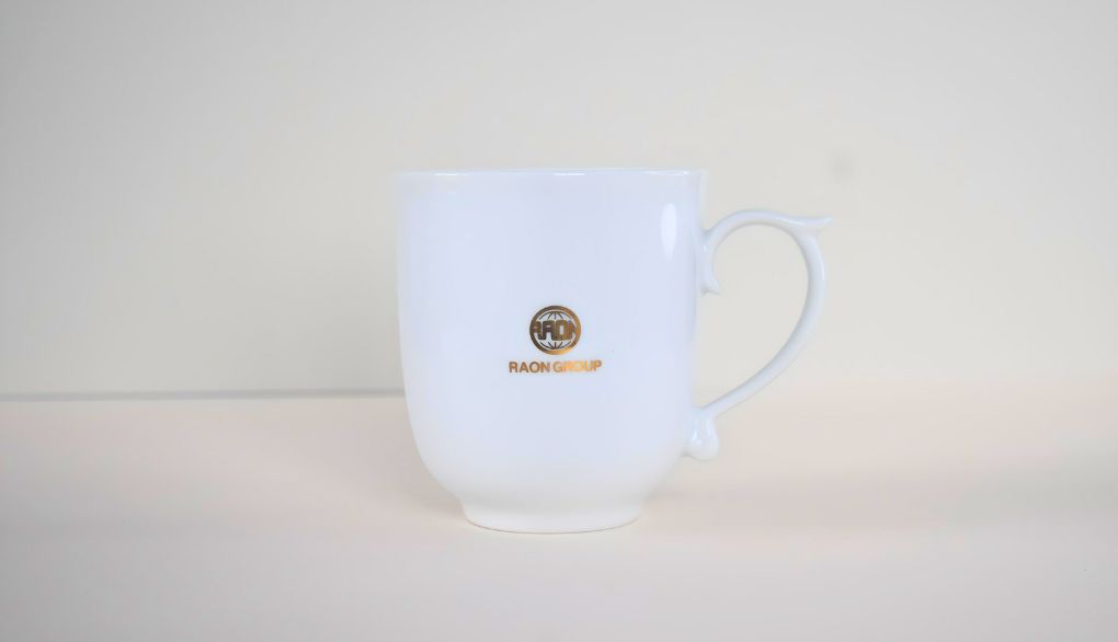 Quà tặng in logo Raon Group lên ly sứ