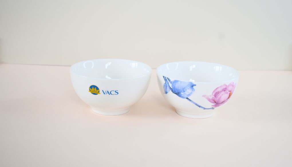 Quà Tặng In Logo VACS Lên Chén Sứ