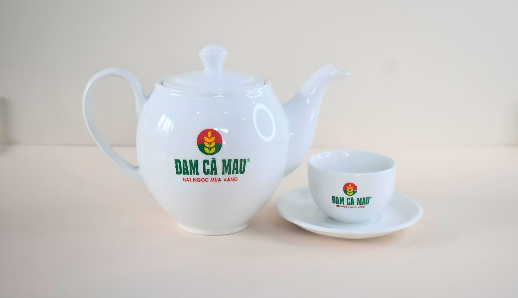 Quà Tặng In Logo Đạm Cà Mau Lên Bình, Chén, Đĩa