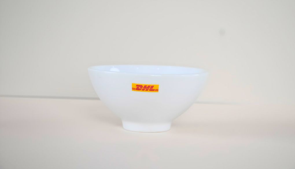 Quà tặng in logo DHL lên bộ chén đĩa cao cấp 