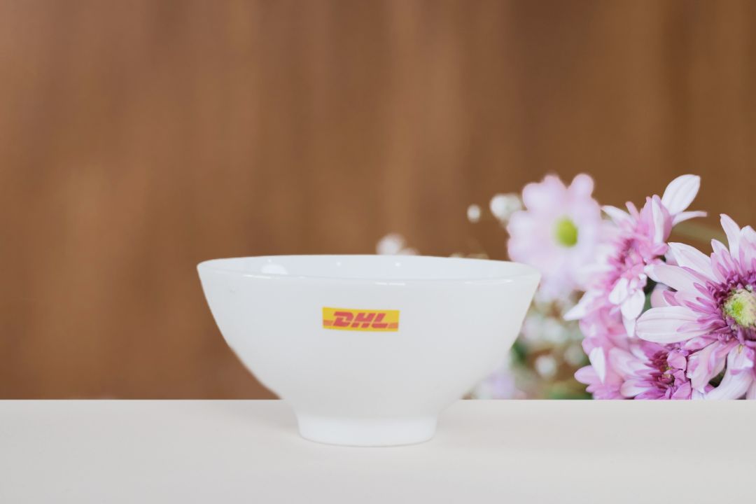 Quà tặng in logo DHL lên bộ chén đĩa cao cấp 