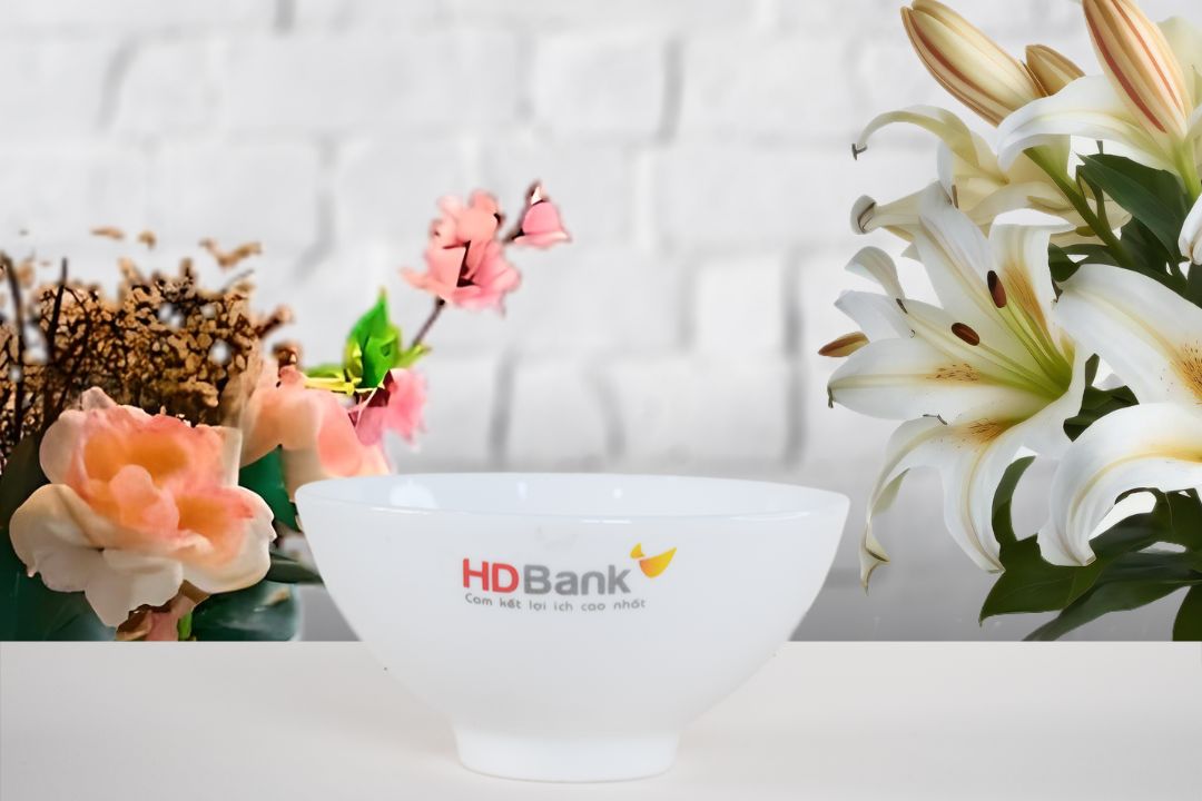 Quà tặng in logo HDBank lên bộ chén dĩa cao cấp