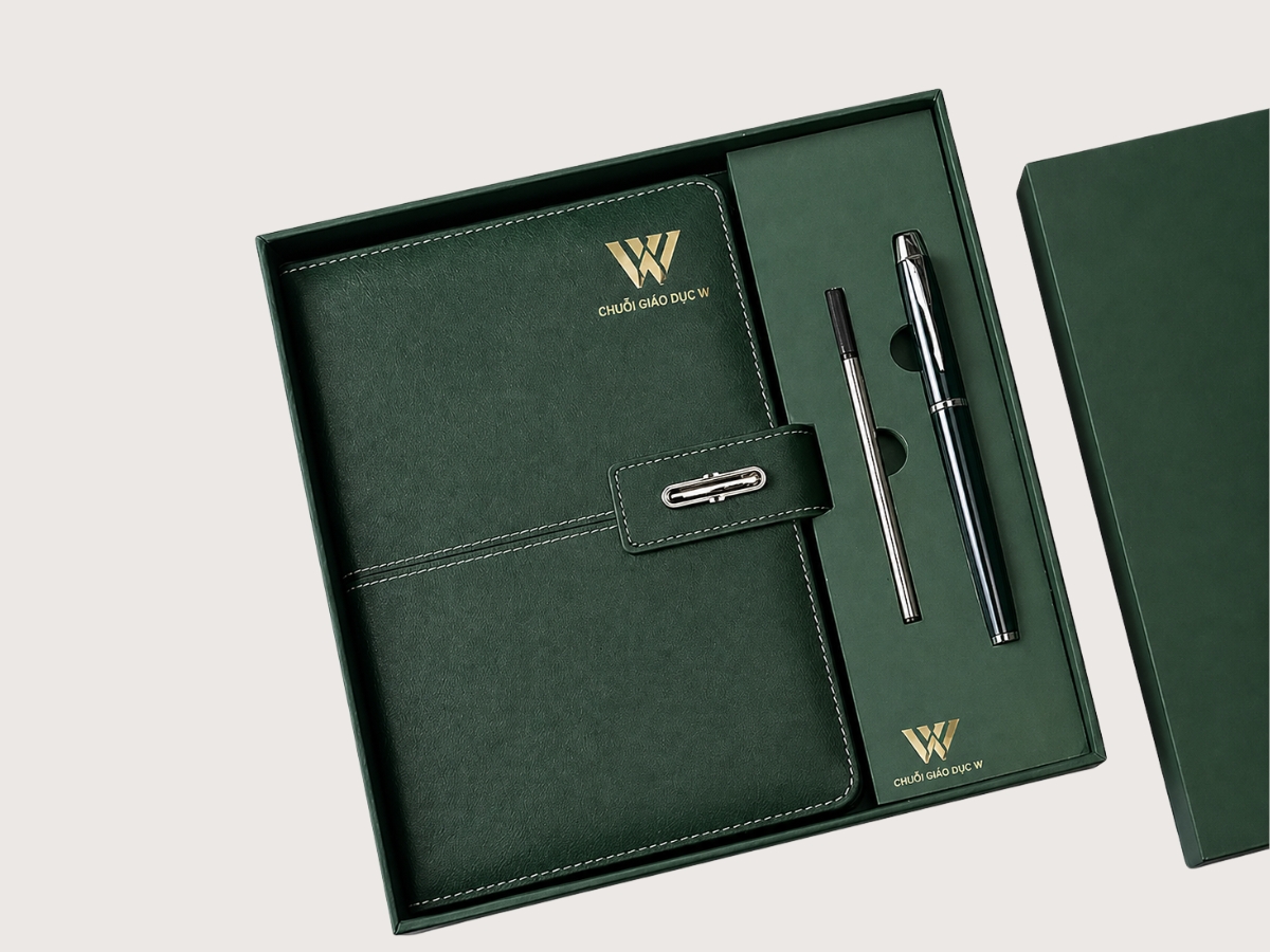 Chuỗi giáo dục W — 1.200 giftset bút + sổ + bình giữ nhiệt cho phụ huynh VIP