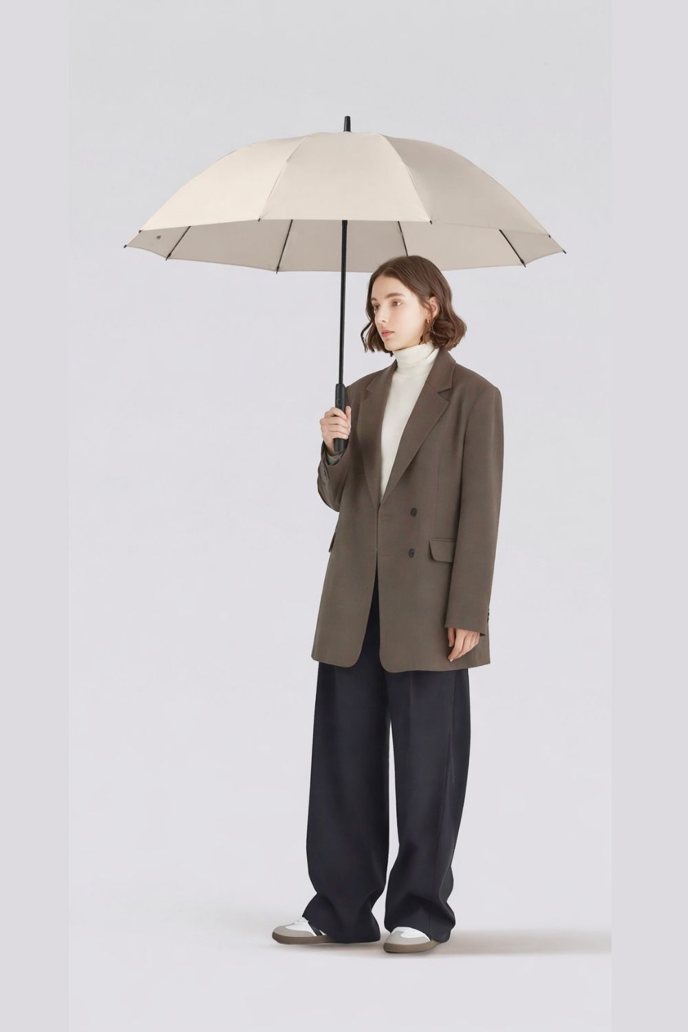 Dưới đây là 5 câu FAQ được viết riêng, phù hợp với nội dung và sản phẩm ô dù 12 xương 130cm: 1. Ô 12 xương có thật sự chịu gió tốt hơn các loại ô thông thường không? Có, nhờ thiết kế 12 nan gia cố đều quanh khung, lực được phân tán tốt hơn nên ô đứng vững khi gặp gió mạnh, hạn chế tình trạng lật ngược. 2. Logo in trên ô có bị phai khi dùng ngoài trời lâu không? Không, với chất liệu vải dù phủ vinyl và kỹ thuật in đúng chuẩn, logo giữ màu tốt khi sử dụng dưới nắng mưa thông thường. 3. Có thể in nhiều màu logo hoặc thiết kế theo yêu cầu riêng không? Có, hỗ trợ in 1 màu, nhiều màu hoặc thiết kế riêng theo nhận diện thương hiệu để đảm bảo logo hiển thị đúng chuẩn. 4. Bao da đi kèm có tiện khi mang theo không? Rất tiện, bao da giúp giữ ô gọn gàng sau khi sử dụng, tránh nước dính ra ngoài và dễ để trong xe hoặc mang theo khi di chuyển. 5. Nếu cần đặt số lượng lớn cho chiến dịch, có đảm bảo đồng bộ không? Ô Dù 12 Xương 130cm Cán Dài Kèm Bao Da Tặng Khách Hàng