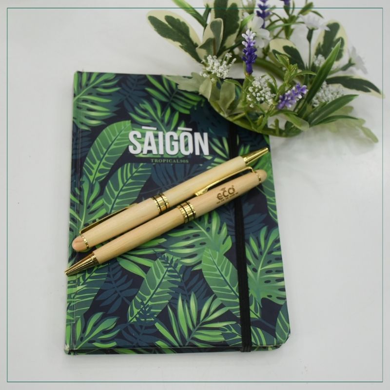 Sổ A5 + bút thân gỗ trong hộp giấy slim